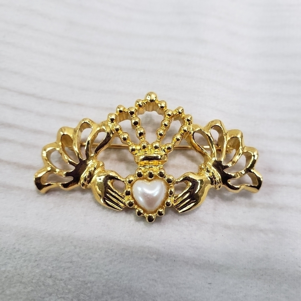 Vintage Avon Claddagh Pin Brooch 1.75" Goldtone Crown Hands Faux Pearl Heart 94